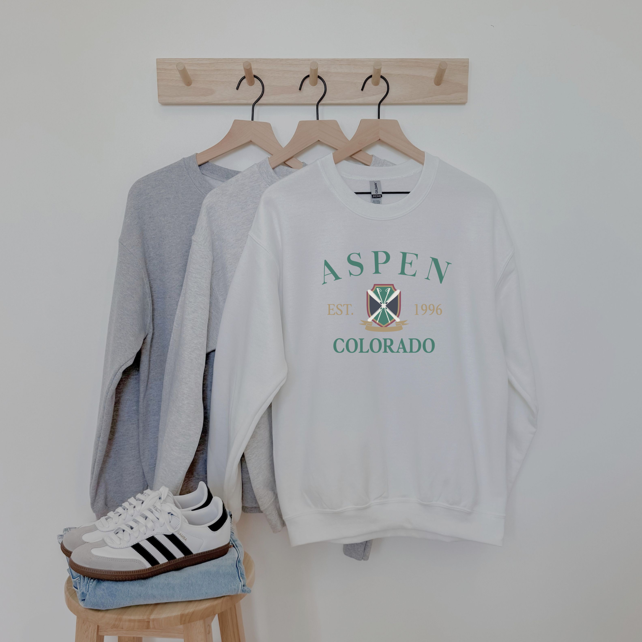 Aspen Colorado Crewneck Sweatshirt – Vintage Ski Lodge Graphic, Cozy Winter Pullover